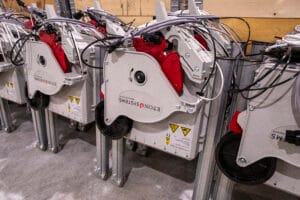 Drivenheterna cirkulerar produktbärarna i Eton Systems materialhanteringssystem så att de når fram till de olika arbetsstationerna. Foto: Stefan Hollertz