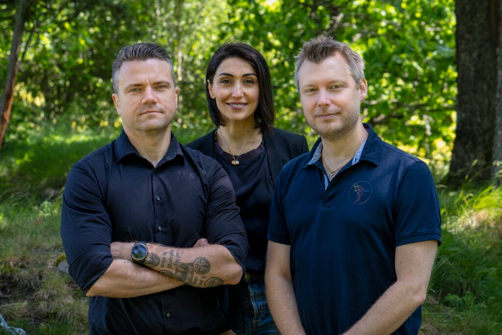 Mikael Öhman, innovationschef, Nastaran Baleng-Soultani, vd, och Andrei Boulesc, CTO och Head of Automation & Production på BlueRedGold. Foto: Markus Engstrand