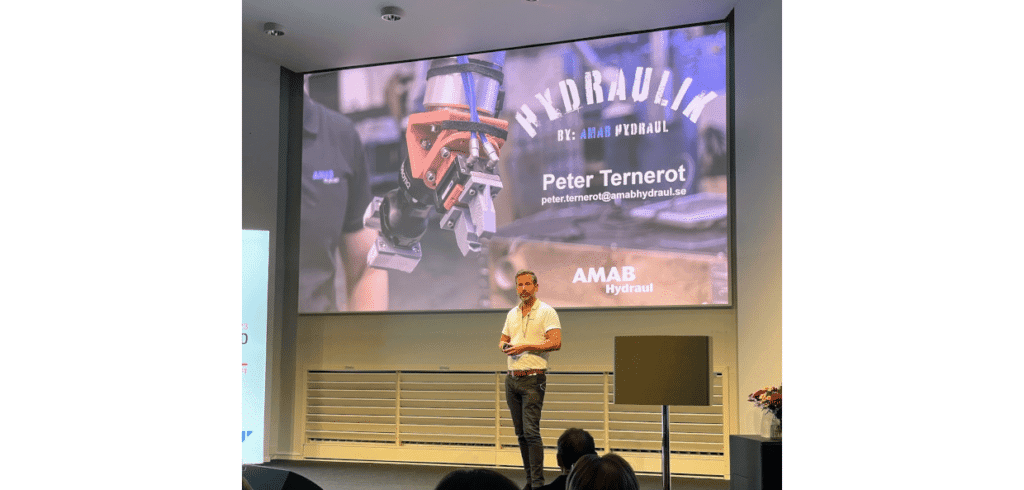 Bildtexter: Peter Ternerot, vd på AMAB, berättade på Elmia-scenen hur företaget har gjort sin automationsresa.