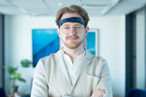 Charlie Ohlén med Mentalytics EEG-pannband