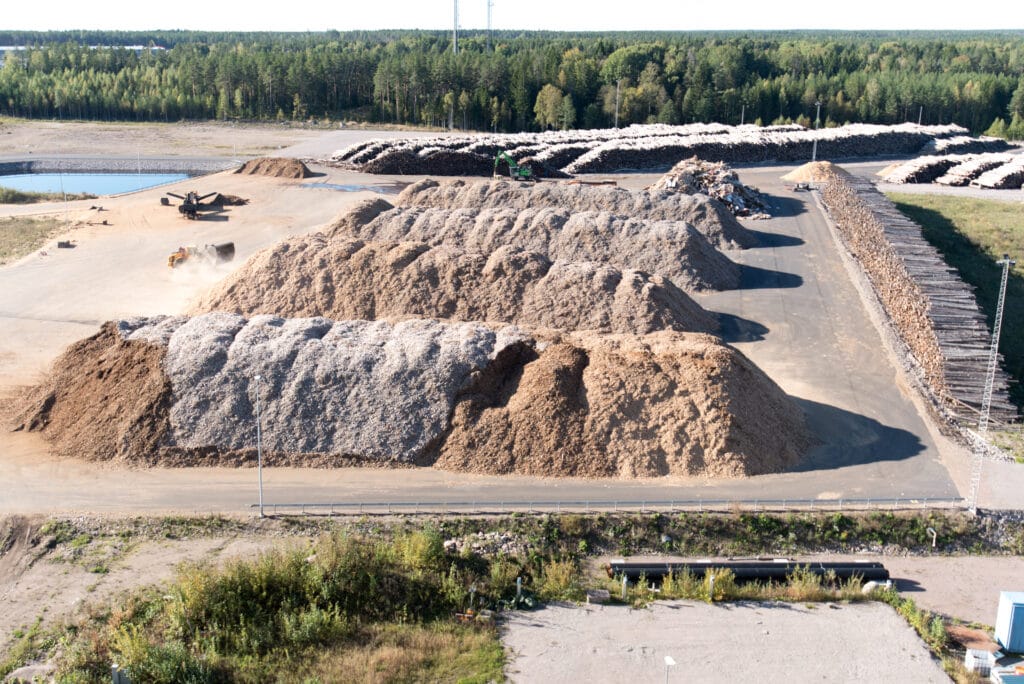 Bränslen med olika fukthalt lagras utomhus.
