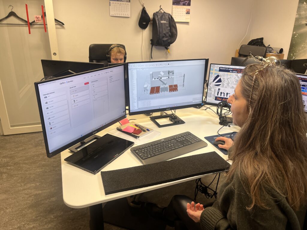 Mary Örnborg testar på att programera roboten.