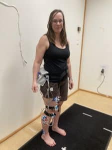 Anna Sandberg, kommunikatör på Automation Region, deltog i studien. Här mätning på högerbenet, det ben som Anna hade sämst balans i.
