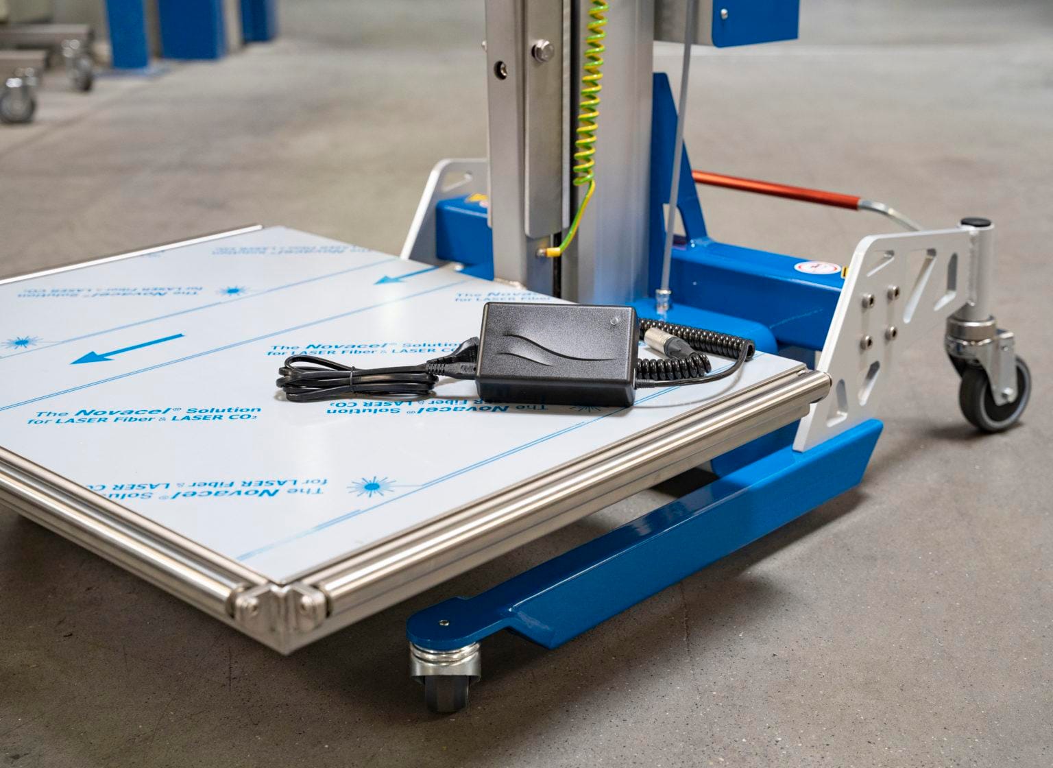 Batteriladdare låter lyftmaskin fungera hela dagen Ladegeraet1