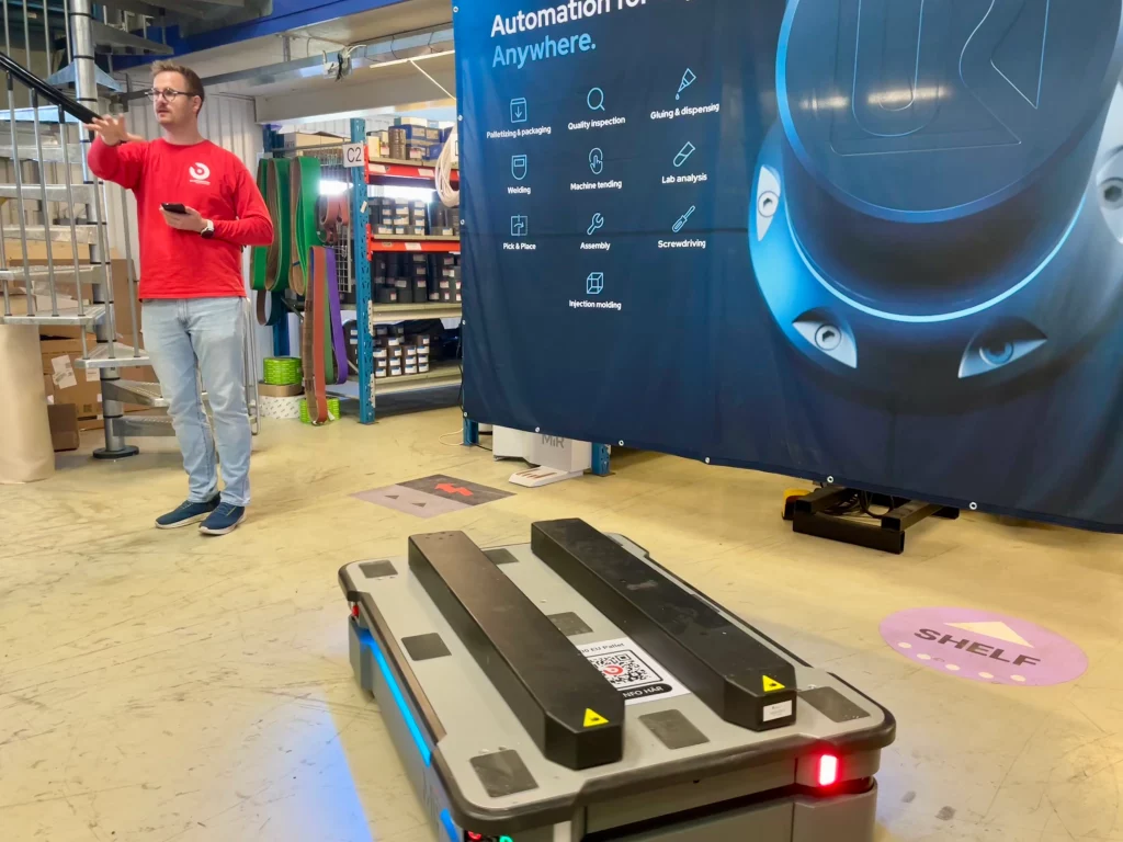 Denna AMR, MiR 600 EU Pallet Lift, som demonstrerades på eventet, kan hantera upp till 600 kg på ryggen och är en del av MiR:s serie robotar anpassade för pallhantering. För företag som hanterar pallar i sin produktion erbjuder denna lösning en automatiserad, effektiv hantering. Behöver pallar flyttas från en transportbana? Då kan den utrustas med en conveyor. För lyft från golvet rekommenderas MiR1200 Pallet jack.