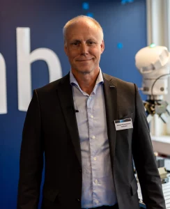 Niklas Richardsson som är försäljningschef på Yaskawa Nordic berättar att de nya hygieniska Motoman-modellerna tillverkas helt i Europa och delvis i Småland.