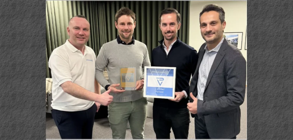 Jens Kayser (Photoneo), Johan Kastensson (OEM Automatic), Mattias Andersson (OEM Automatic) och Claudio Guido (Photoneo) firar utmärkelsen och ett framgångsrikt samarbete.