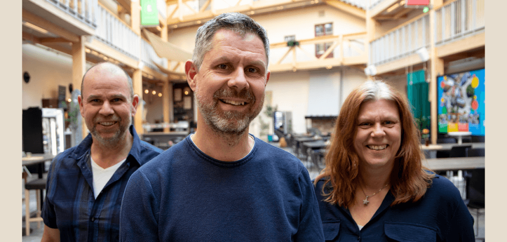 Digitala arbetstillstånd gör industrins riskmiljöer säkrare Johan Nylander, vd på Permitify ses i mitten.