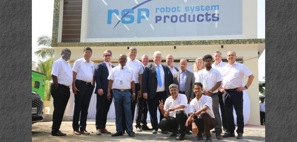 Robot System Products öppnar fabrik i Indien – satsar på växande automationsmarknad Samlade medarbetare från RSP Sverige och Indien framför den nya fabriksanläggningen.