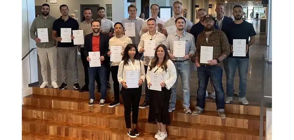 16 operatörer på SKFs fabrik i Göteborg har byggt på med ny kompetens för att vara väl rustade inför företagets teknikskifte. Foto: SKF