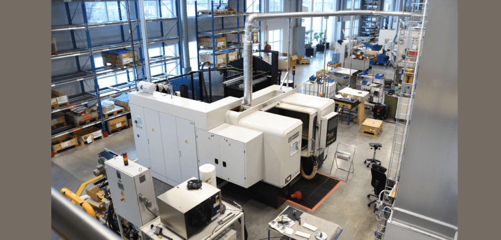 Bilden visar en av de tre helautomatiska cellerna hos Sunfab Hydraulics. I denna cell är det en slipmaskin från Danobat och Mitutoyos mätmaskin Mach Ko-ga-me. Foto: Per Sjögren