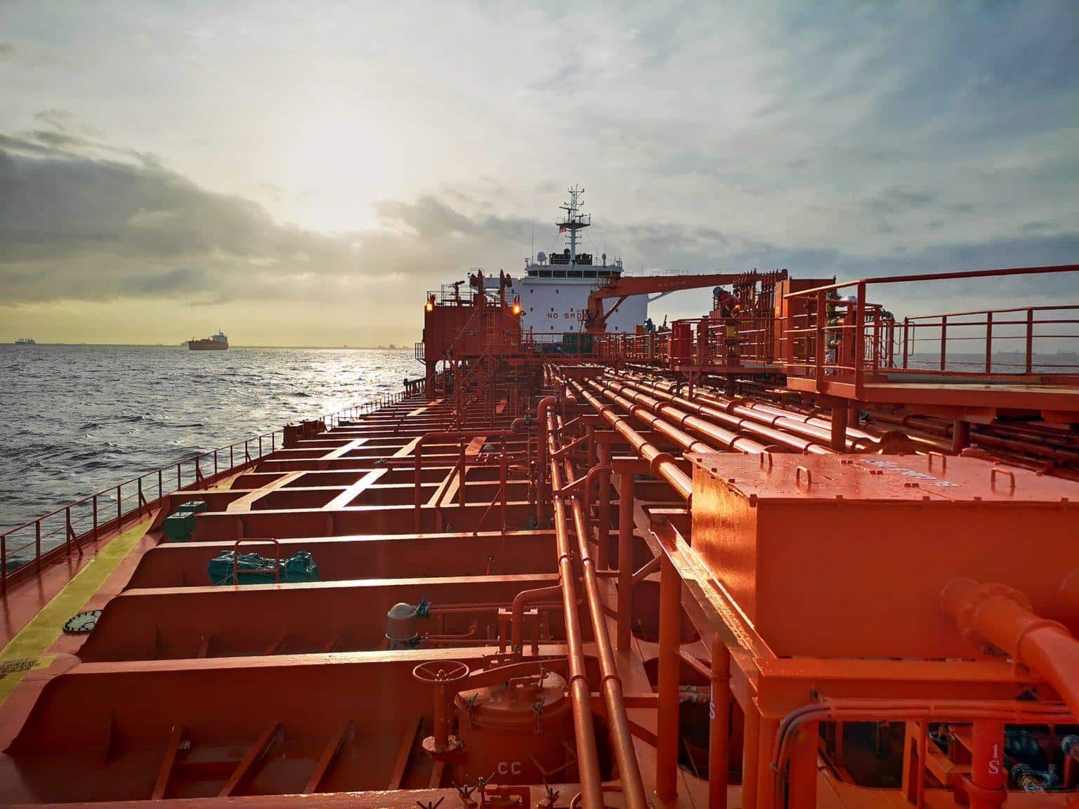 Hemligheten bakom minskade utsläpp från stora fartyg Sänkt hastighet ger mindre bränsleåtgång och koldioxidutsläpp och lastfartygen kommer ändå fram i tid. Hemligheten ligger i tekniken