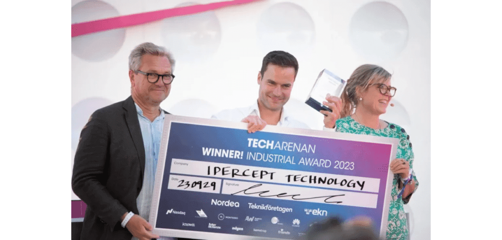 IPercept får Industrins Pris i Techarenan Challenge 2023 på Kallis under Almedalsveckan. Prisutdelare var Tom Erixon, vd och koncernchef, Alfa Laval.