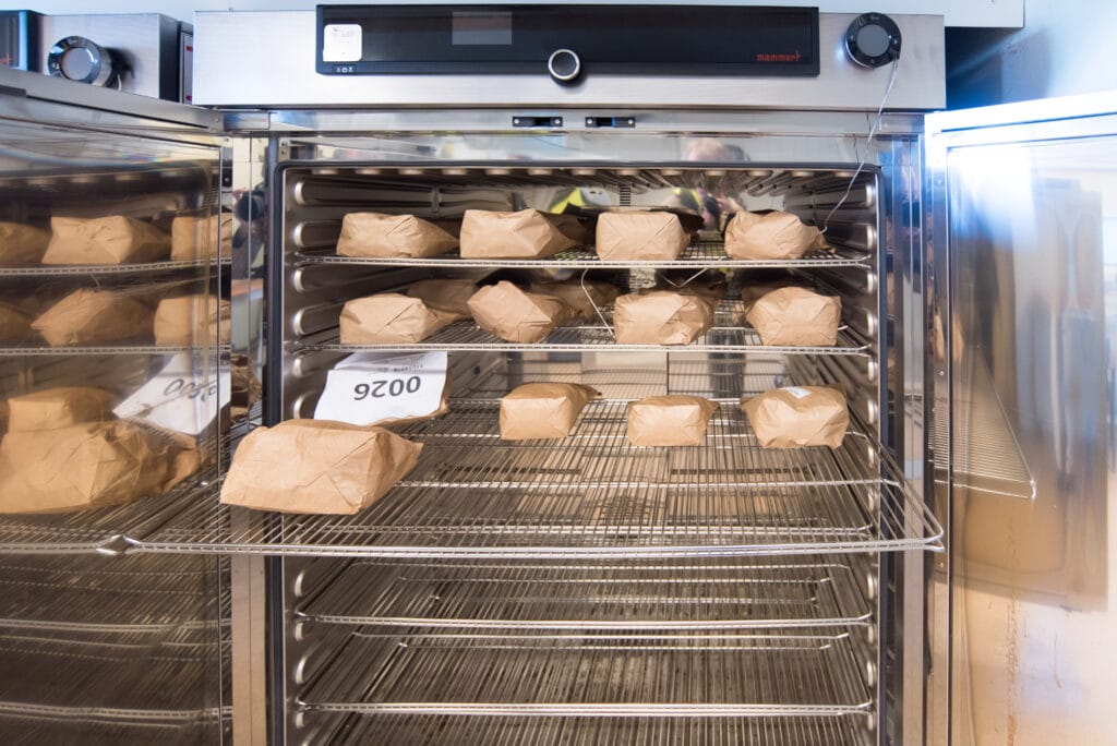 Att mäta bränslets fukthalt med våg och värmeskåp är en metod som Gävle Energi vill sluta med.