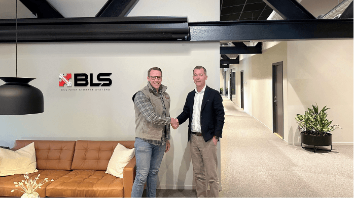 Weland Solutions stärker satsningen på Compact Lift i Sverige Emil Erlandsson, VD på Brännehylte Lagersystem (BLS) tillsammans med Mattias Larssen, VD på Weland Solutions skakar hand inför det nya strategiska samarbetet på den svenska marknaden.